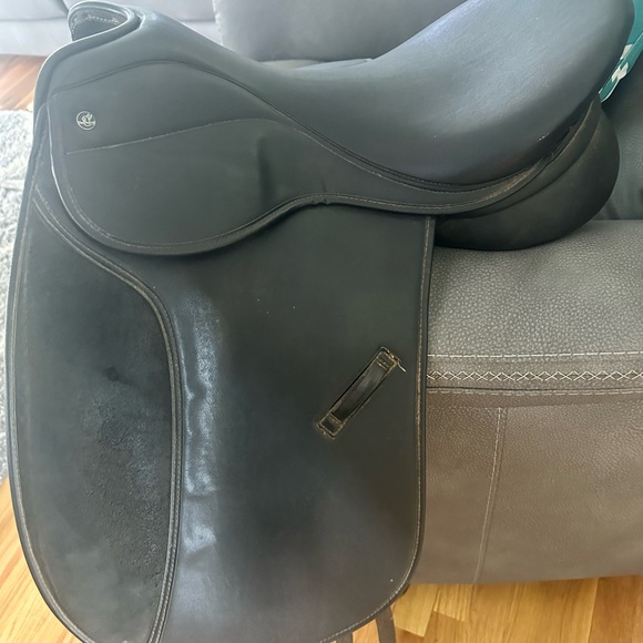 16” Thorowgood Dressage Saddle - Picture 11 of 16
